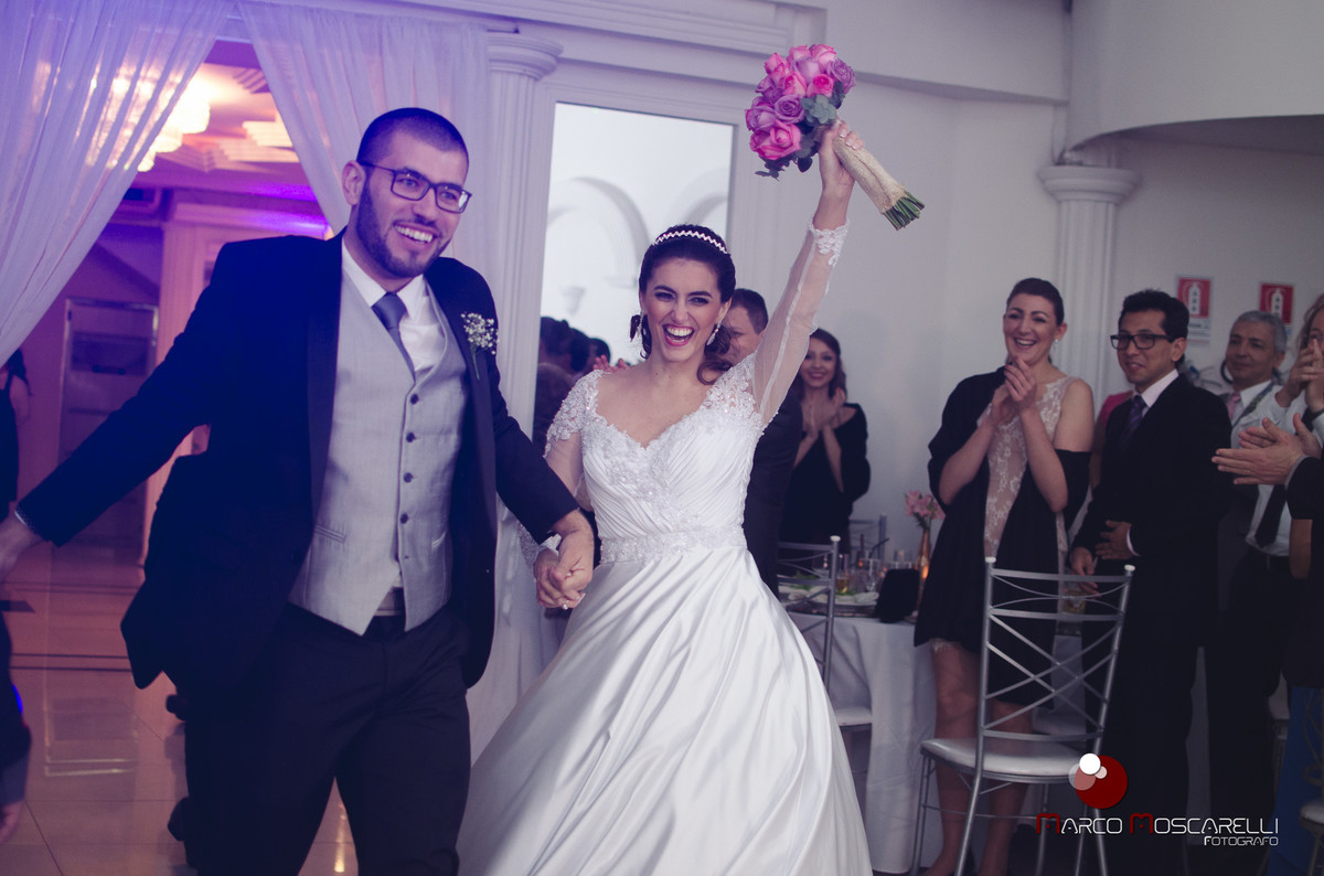 Etrada dos noivos na recepção aoós o casamento.