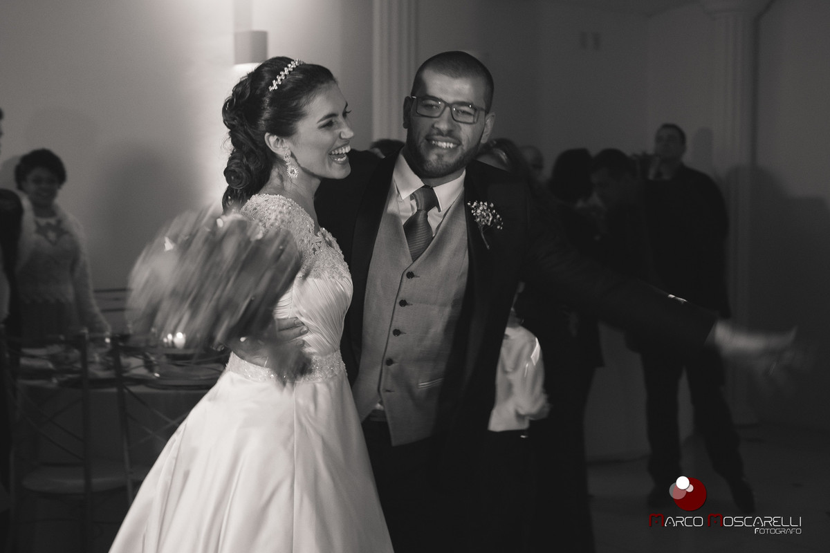 Felicidade dos noivos durante a recepção de casamento