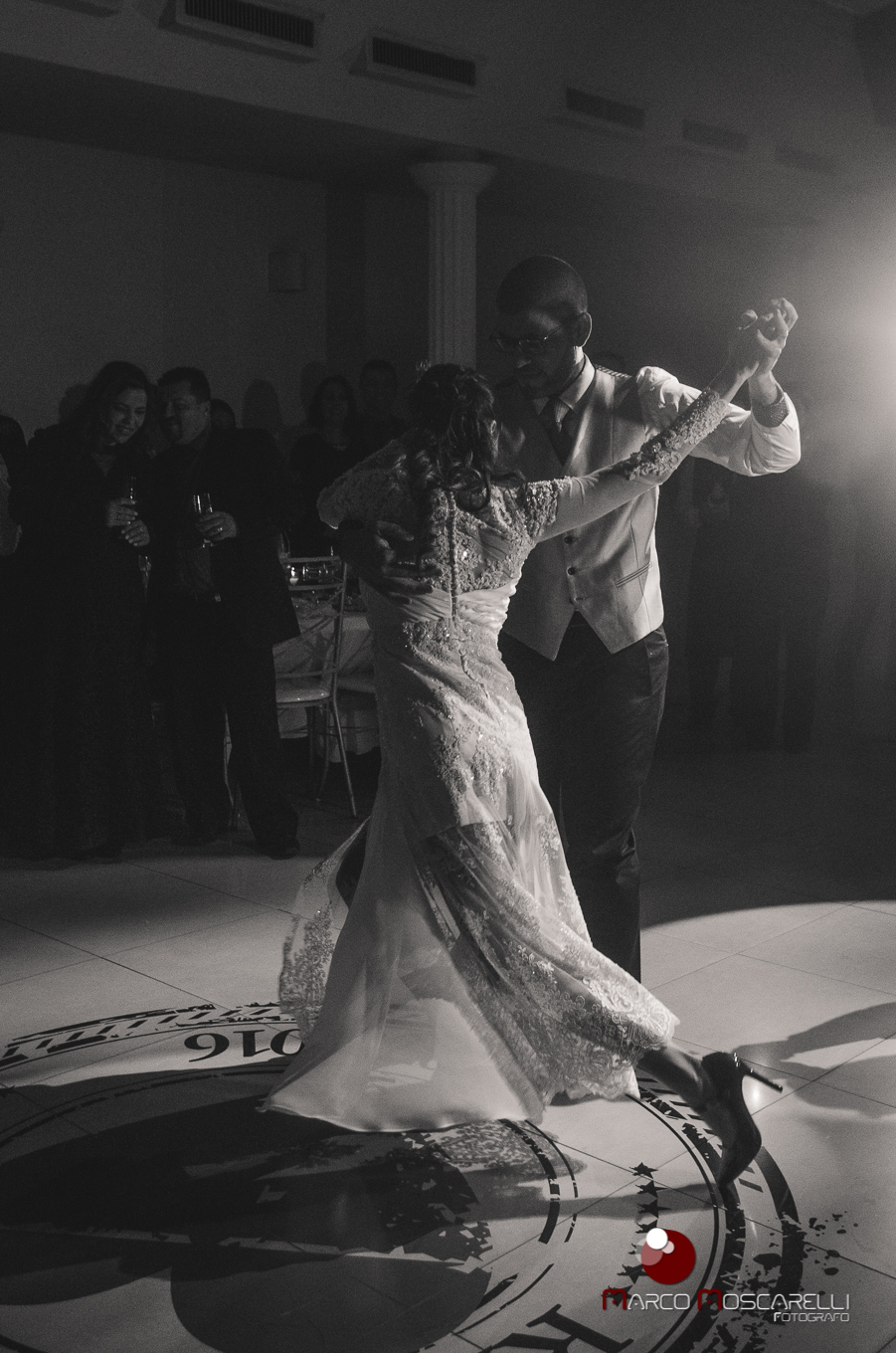 Noivos dançando tango na recepção de casamento