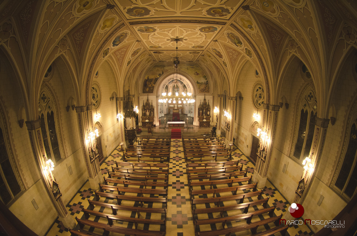 Foto com gtrande angular da parte interna da Paroquia São Pedro em Porto alegre onde aconteceu o casamento. Foto por Marco Moscarelli.