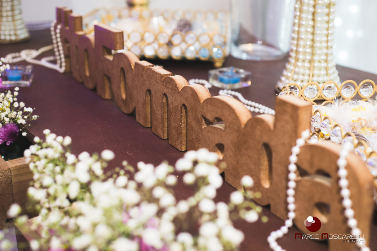 Detalhe da decoração da recepção de formatura. Formada em alto relevo em madeira. Foto por Marco Moscarelli