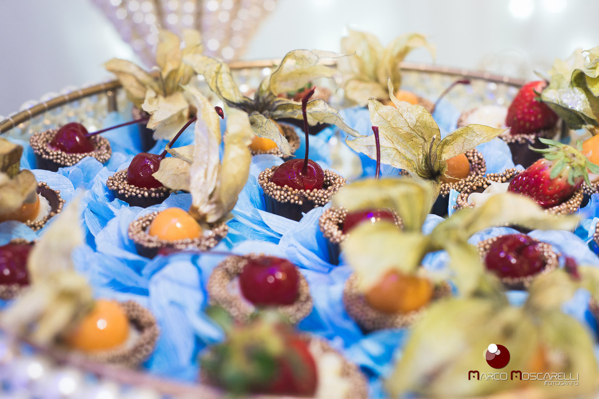 Docinhos decorados que fazem parte da decoração da formanda. Foto por Marco Moscarelli