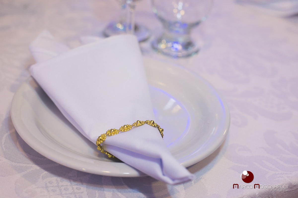 Guardanapo ornamentando a mesa do buffet da recepção de formatura. Foto por Marco Moscarelli