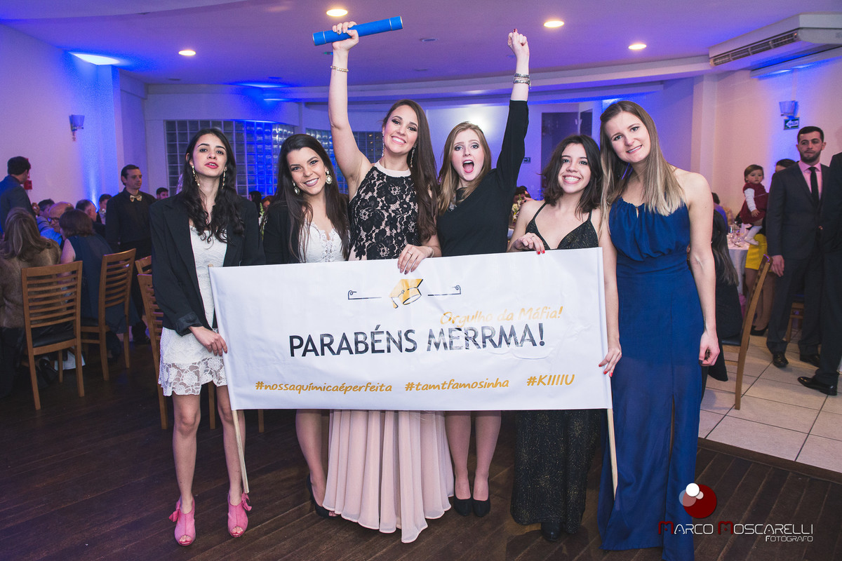 Comemoração da formanda com suas amigas em sua recepção de formatura. Foto Marco Moscarelli