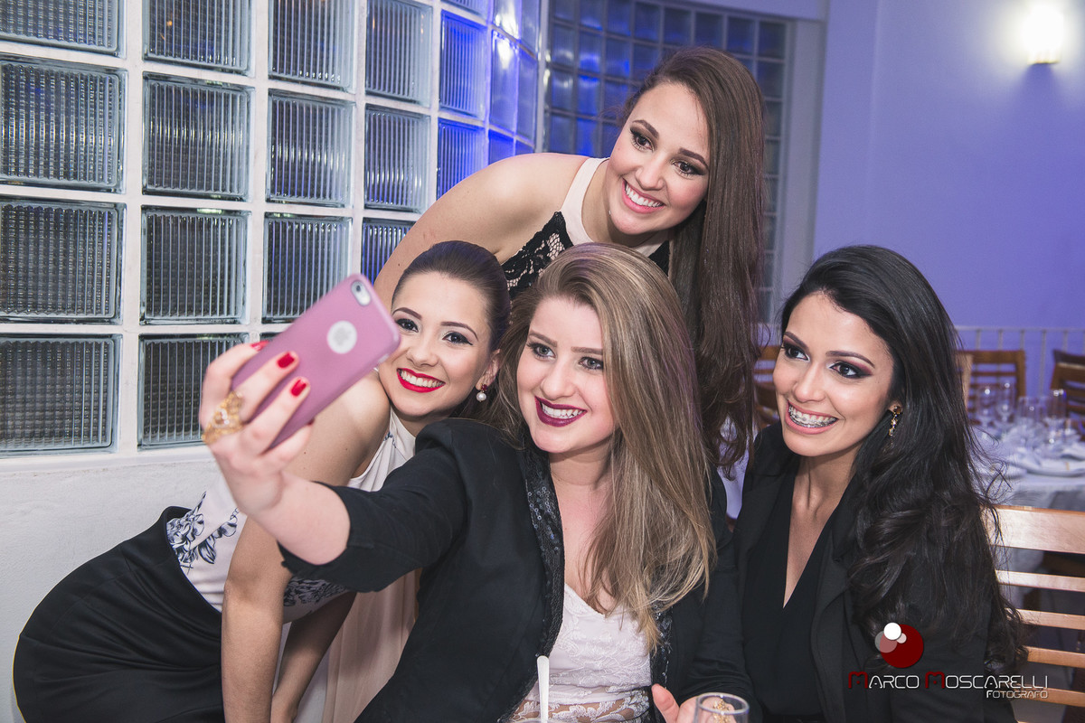 Selfie das amigas da formanda na recepção de formatura. Foto por Marco Moscarelli