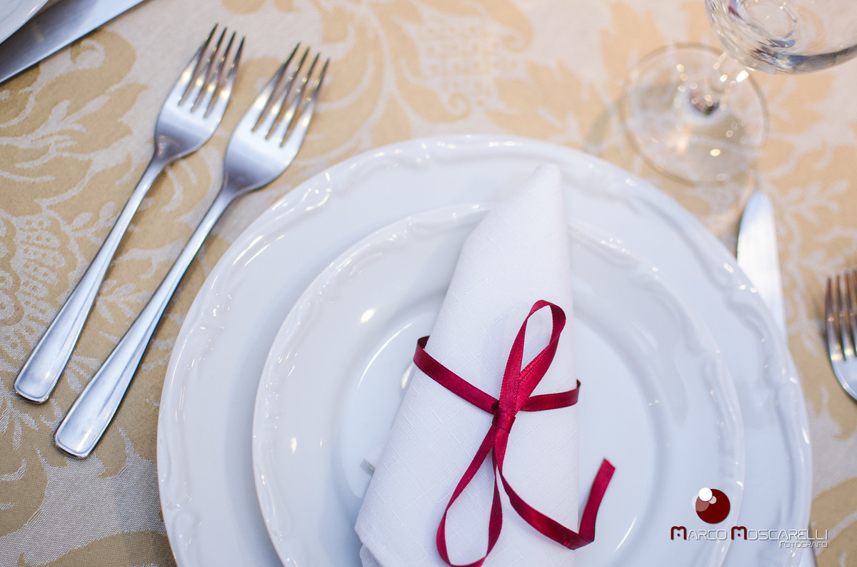 detalhe da decoração das mesas do buffet da formatura de Vanise e Vinicius em direito em branco e vermelho fotografado por Marco Moscarelli