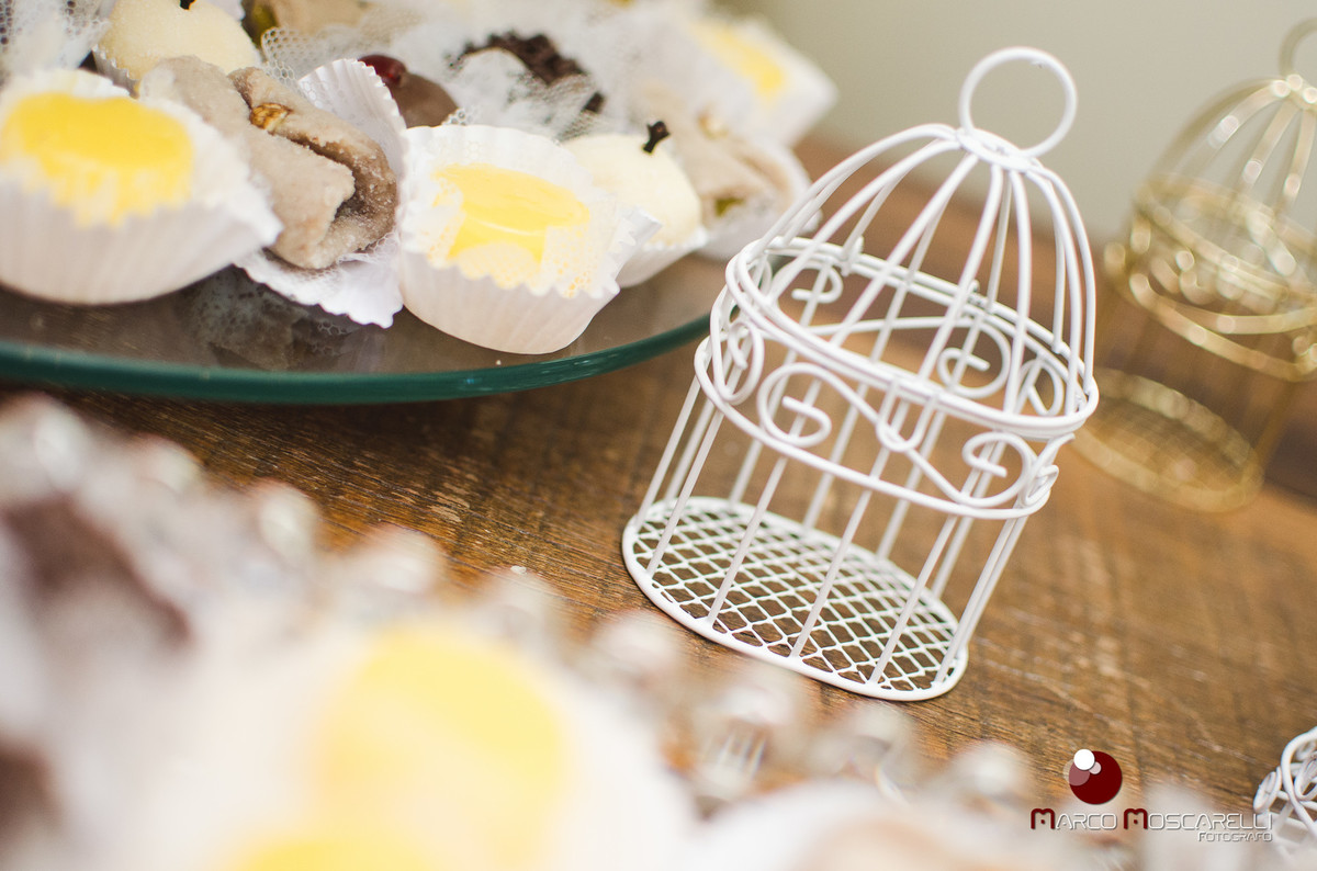 detalhe da decoração das mesas do buffet da formatura de Vanise e Vinicius em direito em branco e vermelho fotografado por Marco Moscarelli