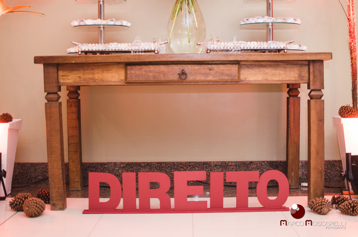 Detalhe da decoção de formatura em direito. Simbolodo curço em detalhe de madeira. Foto Marco Moscarelli