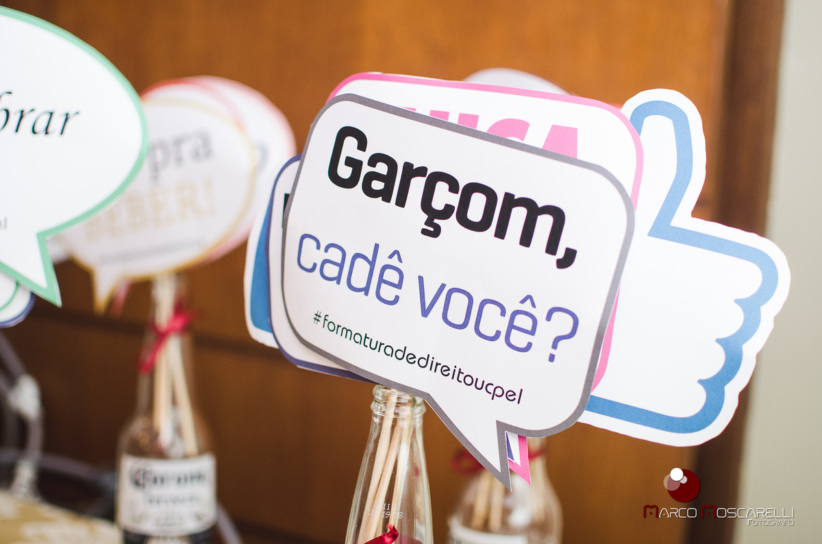 detalhe da decoração das mesas do buffet da formatura de Vanise e Vinicius em direito em branco e vermelho fotografado por Marco Moscarelli