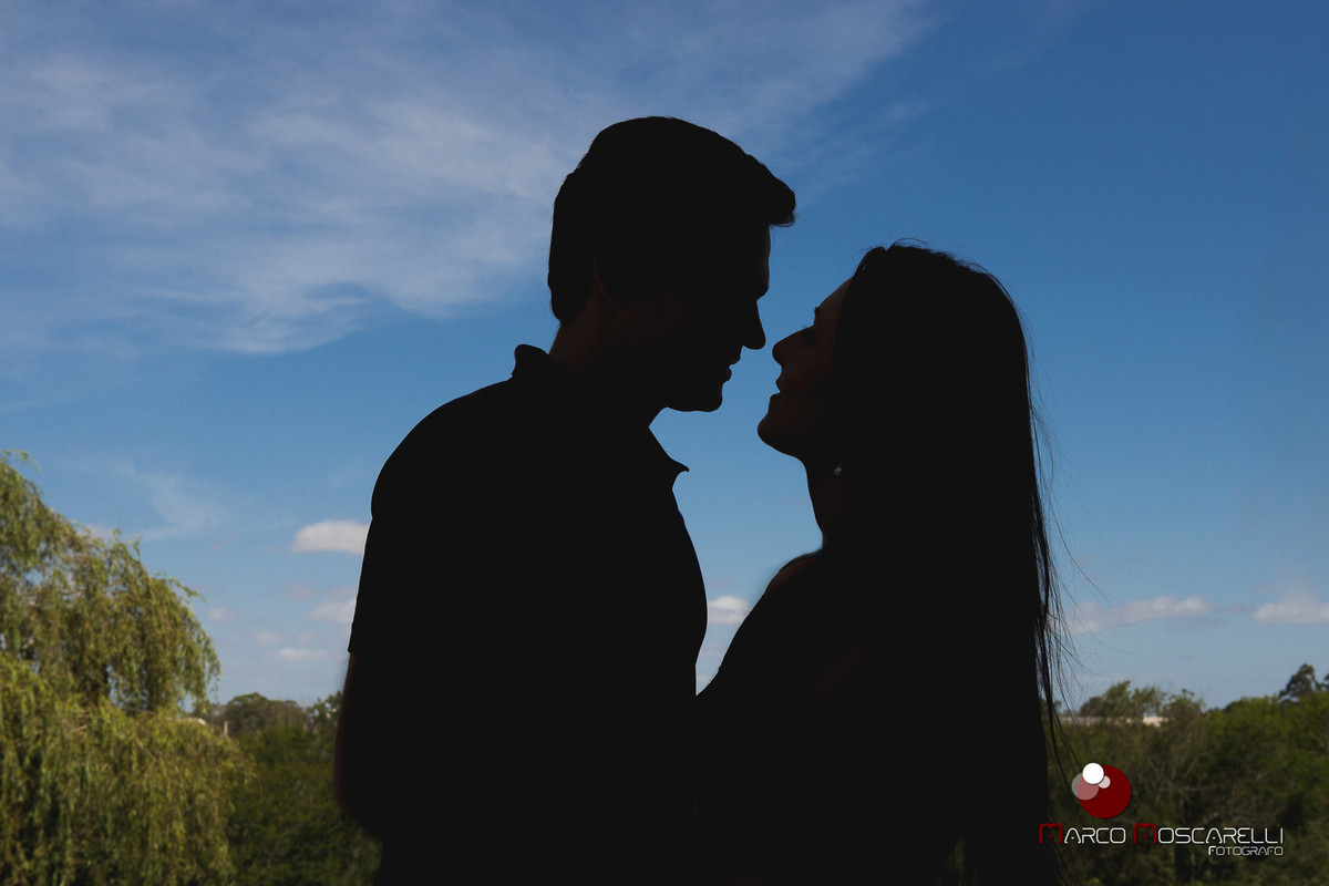 Foto contra luz do casal de noivos. Foto Marco Moscarelli