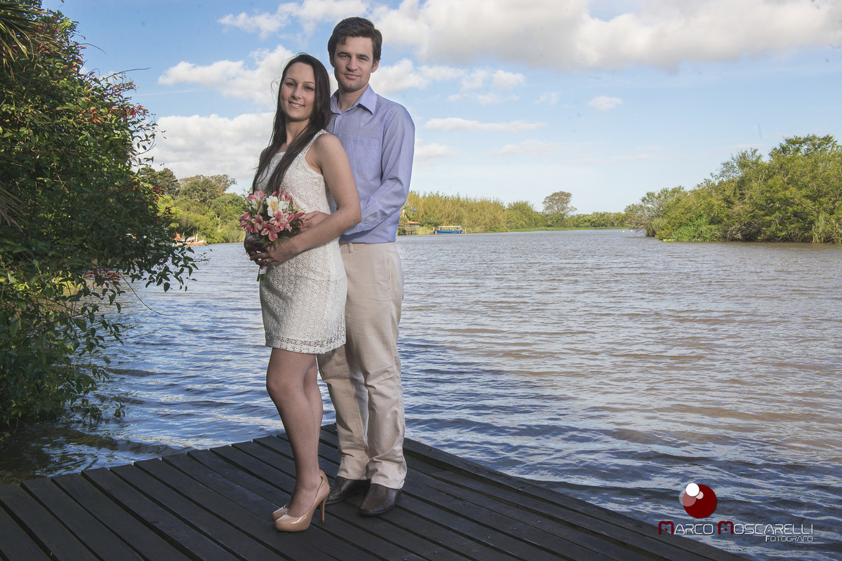 Noivos em foto durente ensaio pré wedding com arroio pelotas ao fundo. Foto Marco Moscarelli