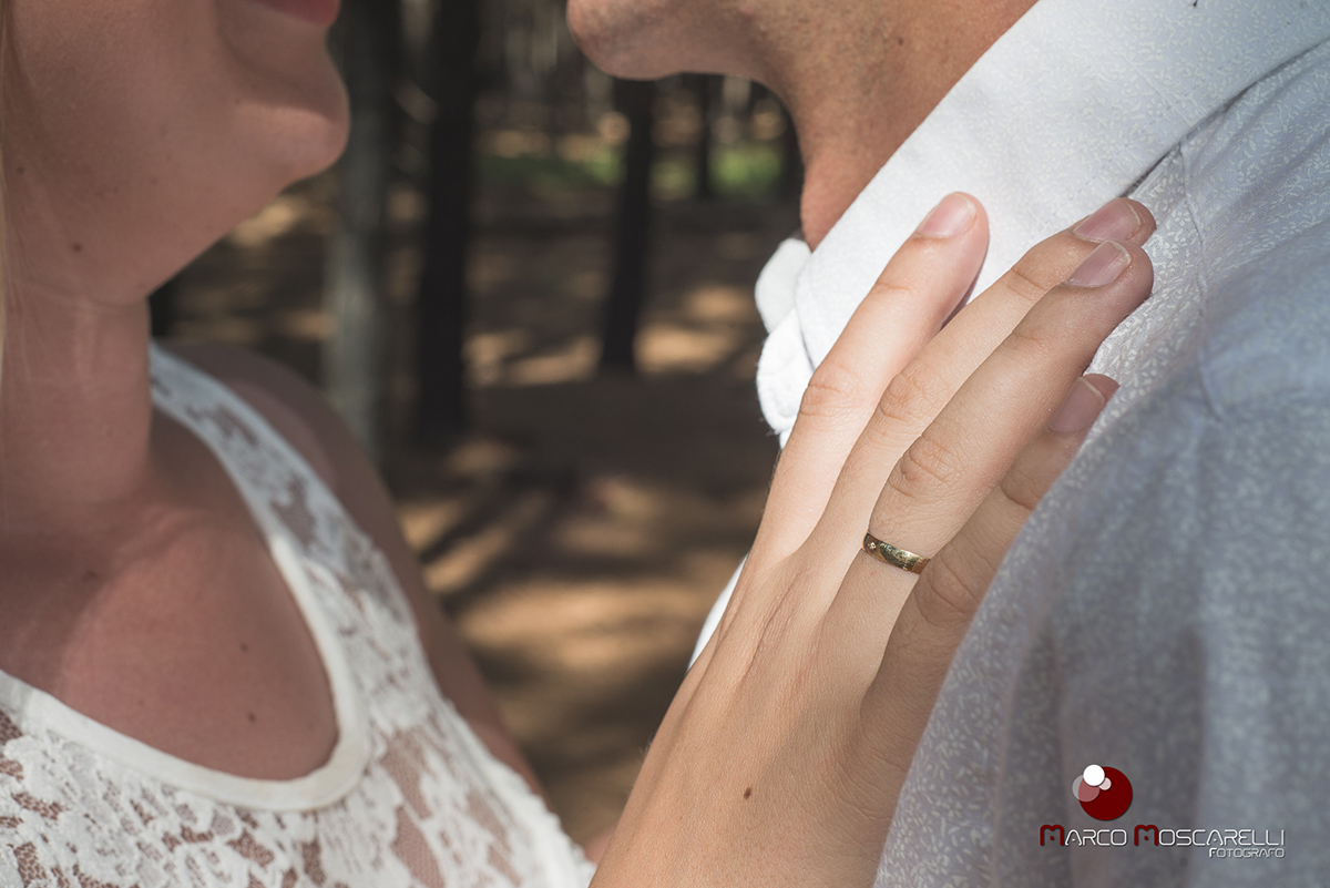 Detalhe da mão da noiva com a aliança de noivado no peito do noivo durante ensaio pré-wedding. Foto por Marco Moscarelli