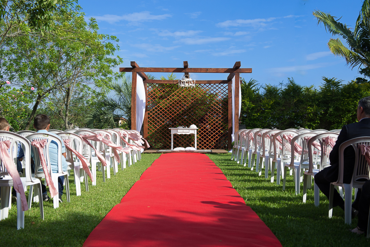 Foto panorâmica do local da cerimônia de casamento ao ar livre.