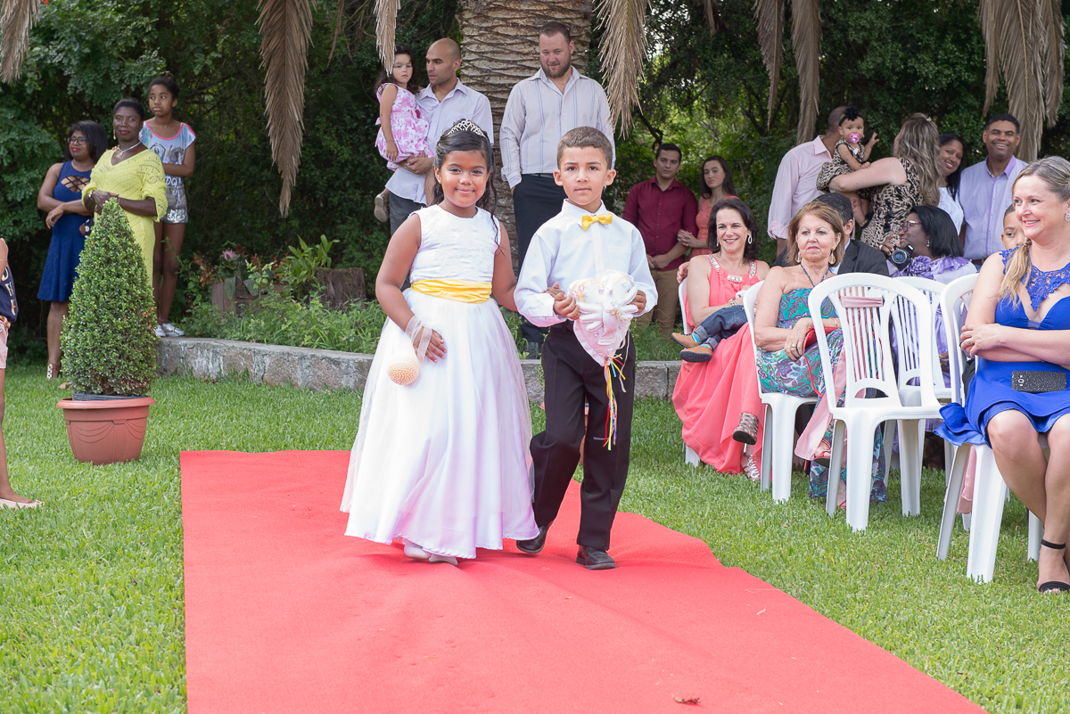 Entrada dos pagens na cermonia de casamento