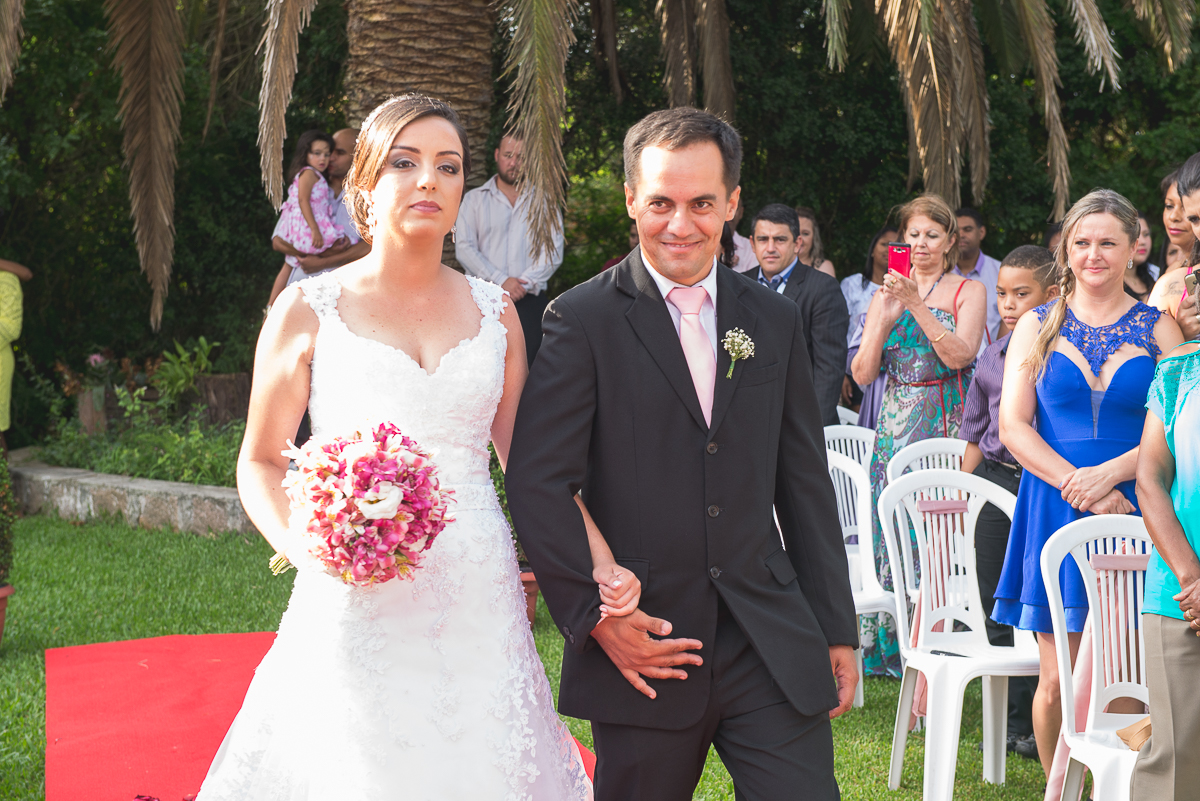 Entrada da noiva na cerimônia de casamento.