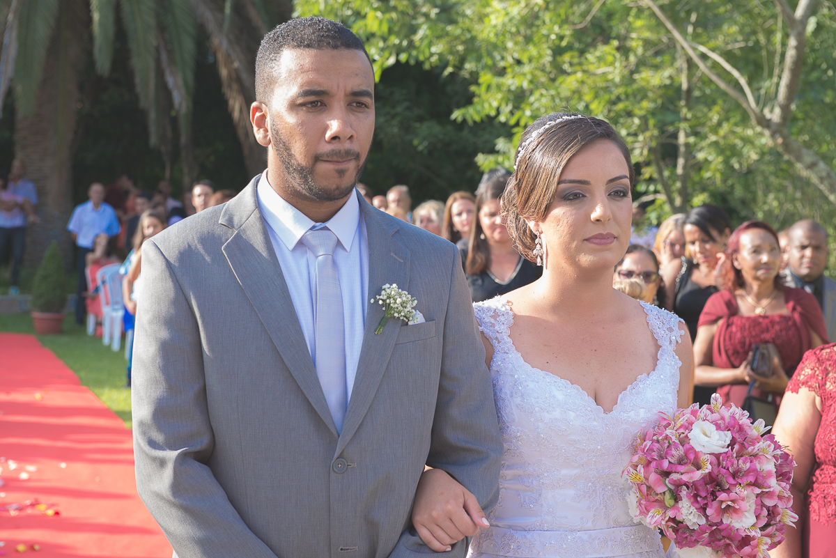 Noiva e noivo na cerimônia de casamento