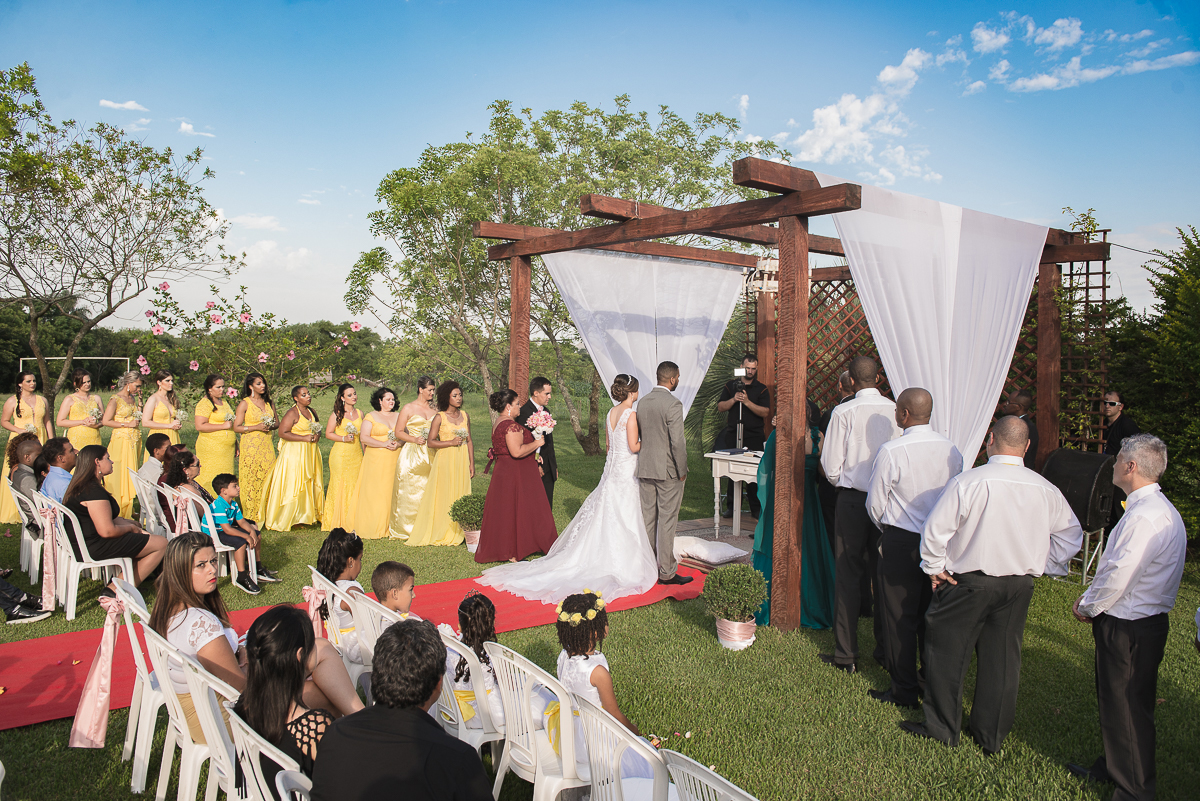 foto panorâmica da cerimônia de casamento ao ar livre.