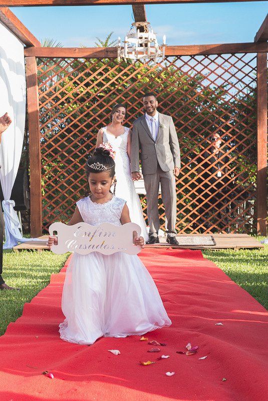 saida dos noivos do casamento