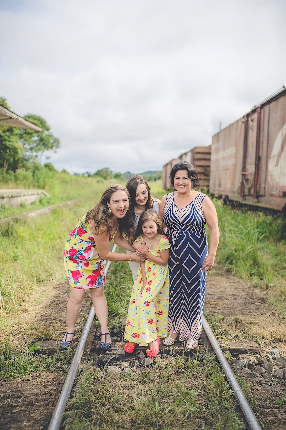 book família - vó - mãe - neta - ensaio fotográfico - são bento do sul - trilho de trem - estação de trem - chroma fotografia