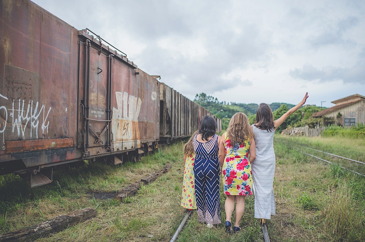 book família - vó - mãe - neta - ensaio fotográfico - são bento do sul - trilho de trem - estação de trem - chroma fotografia
