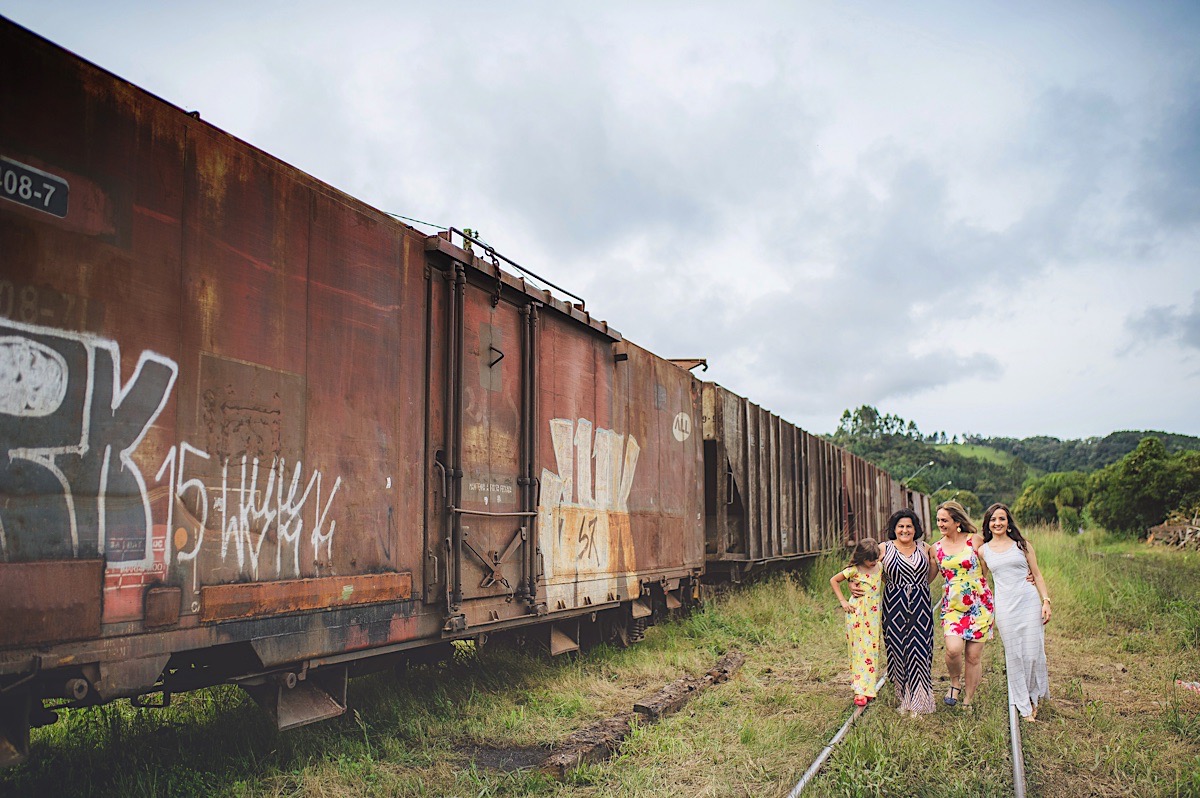 book família - vó - mãe - neta - ensaio fotográfico - são bento do sul - trilho de trem - estação de trem - chroma fotografia