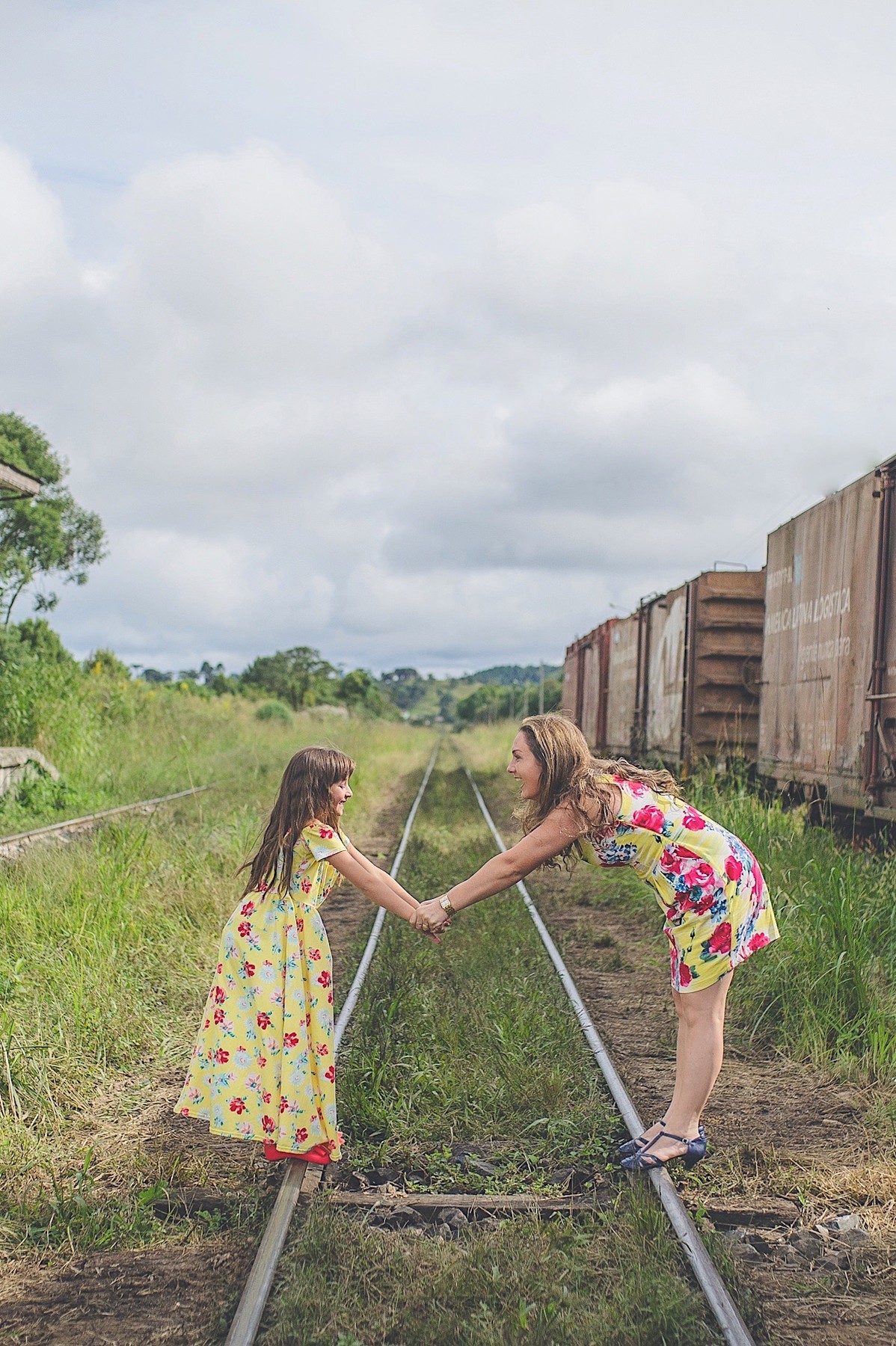 book família - vó - mãe - neta - ensaio fotográfico - são bento do sul - trilho de trem - estação de trem - chroma fotografia