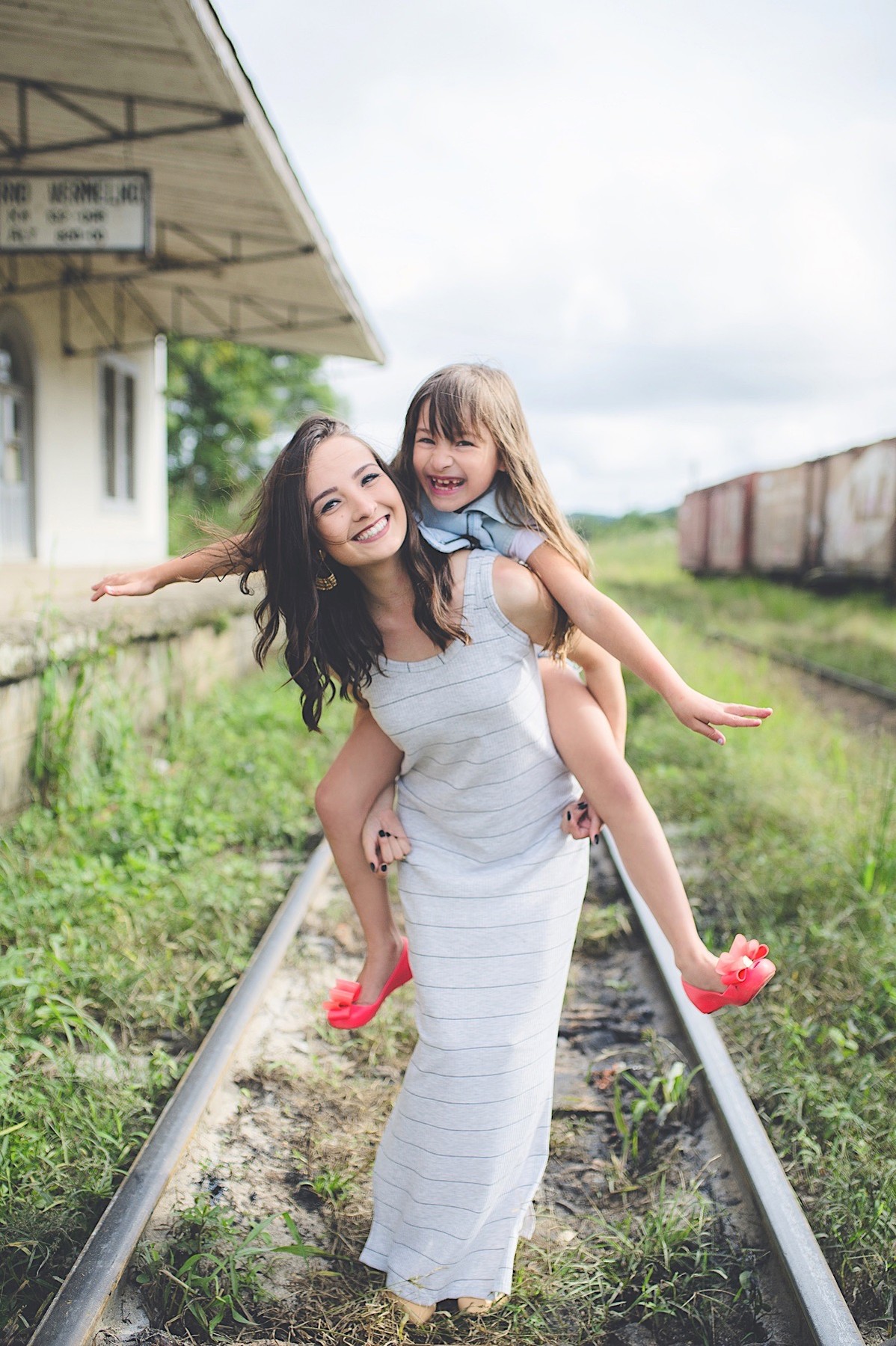 book família - vó - mãe - neta - ensaio fotográfico - são bento do sul - trilho de trem - estação de trem - chroma fotografia