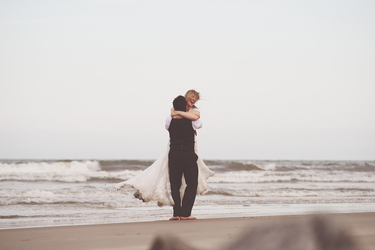 trash the dress - pós-casamento - caroline münch - leandro neiderdt - carol e leandro - praia - chroma fotografia