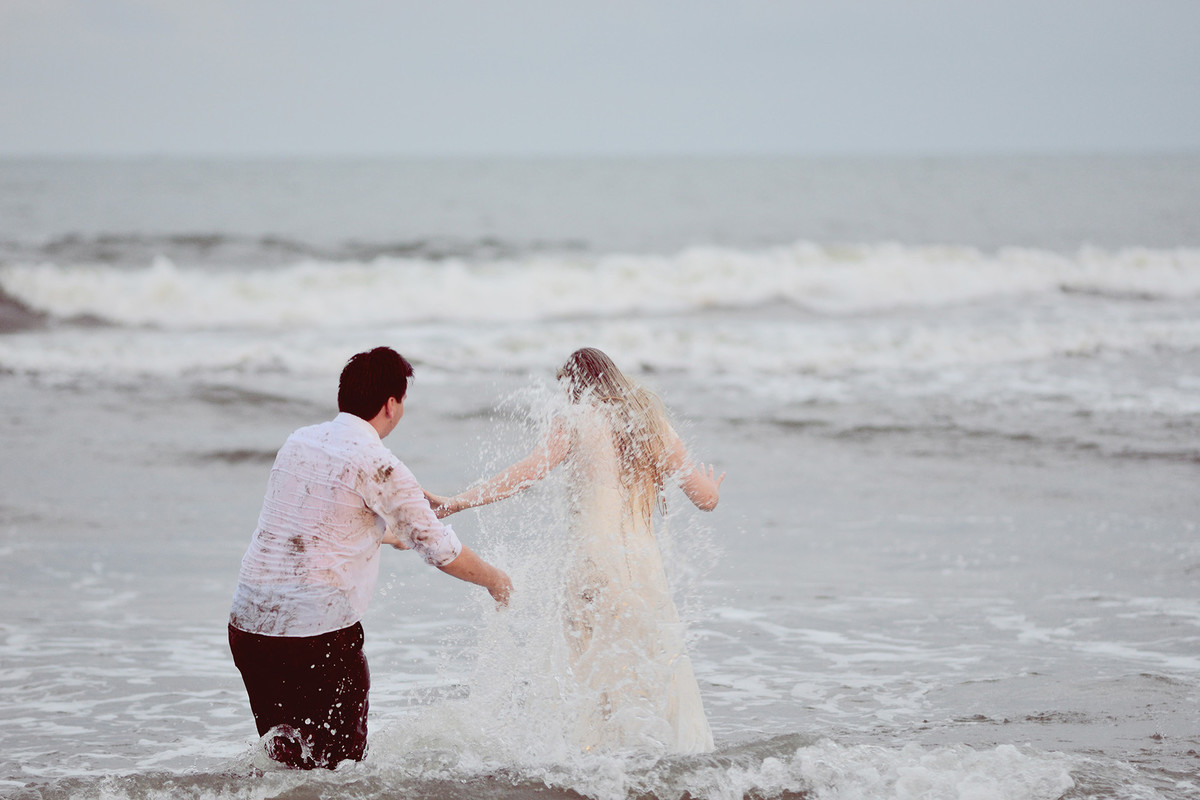 trash the dress - pós-casamento - caroline münch - leandro neiderdt - carol e leandro - praia - chroma fotografia