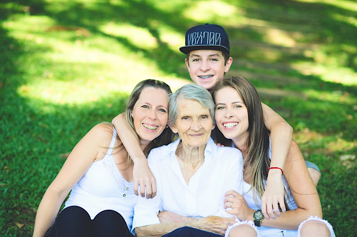 vó - avó - grandma - grandmother - família - family - mãe - mother - netos - grandchildren - katia - gabriel - noeli - são bento do sul - chroma fotografia