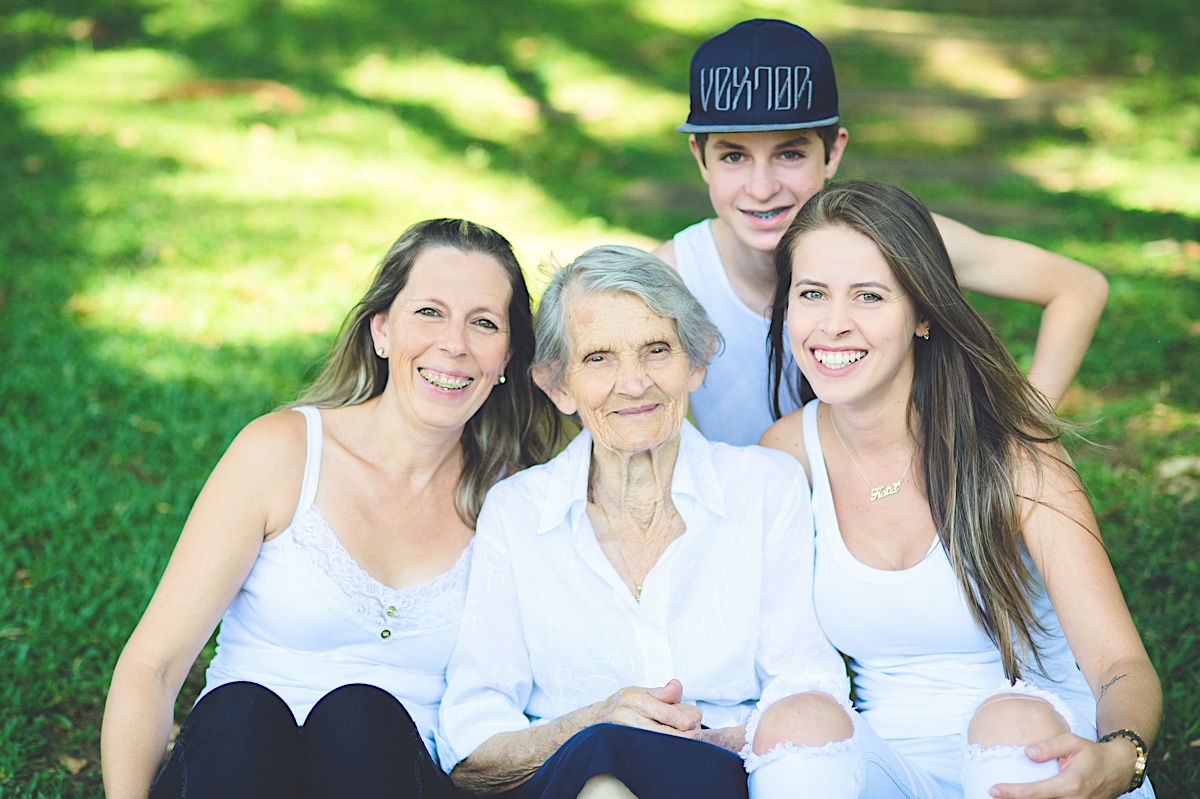 vó - avó - grandma - grandmother - família - family - mãe - mother - netos - grandchildren - katia - gabriel - noeli - são bento do sul - chroma fotografia