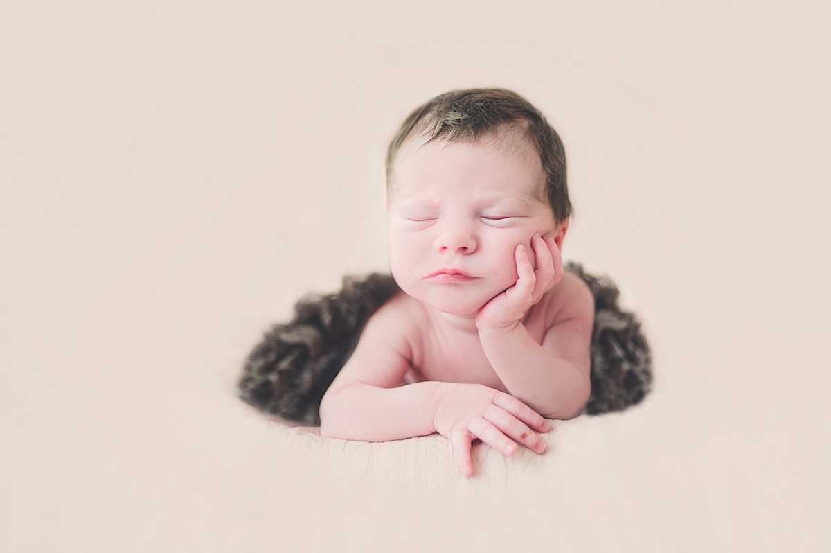 newborn - recém nascido - mãe de menina - baby girl - ensaio newborn - casa do cliente - jaraguá do sul - chroma foto - chroma footgrafia - fabiana silva - pamela machado