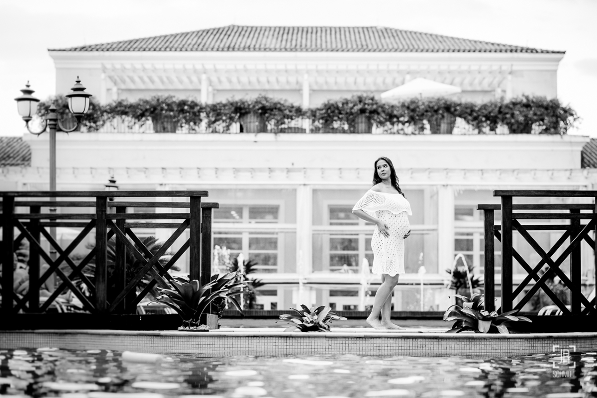 Ensaio de gestante na piscina do hotel