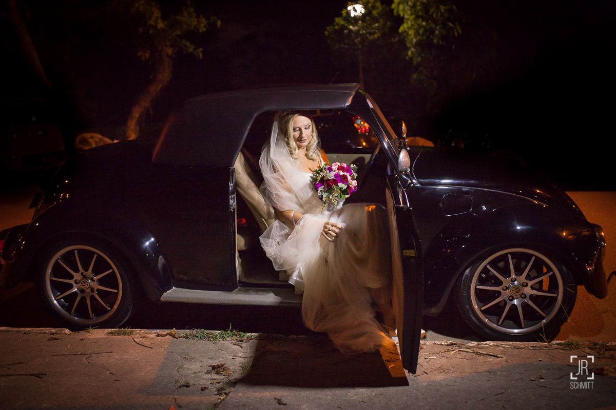 noiva chegando de fusca conversível