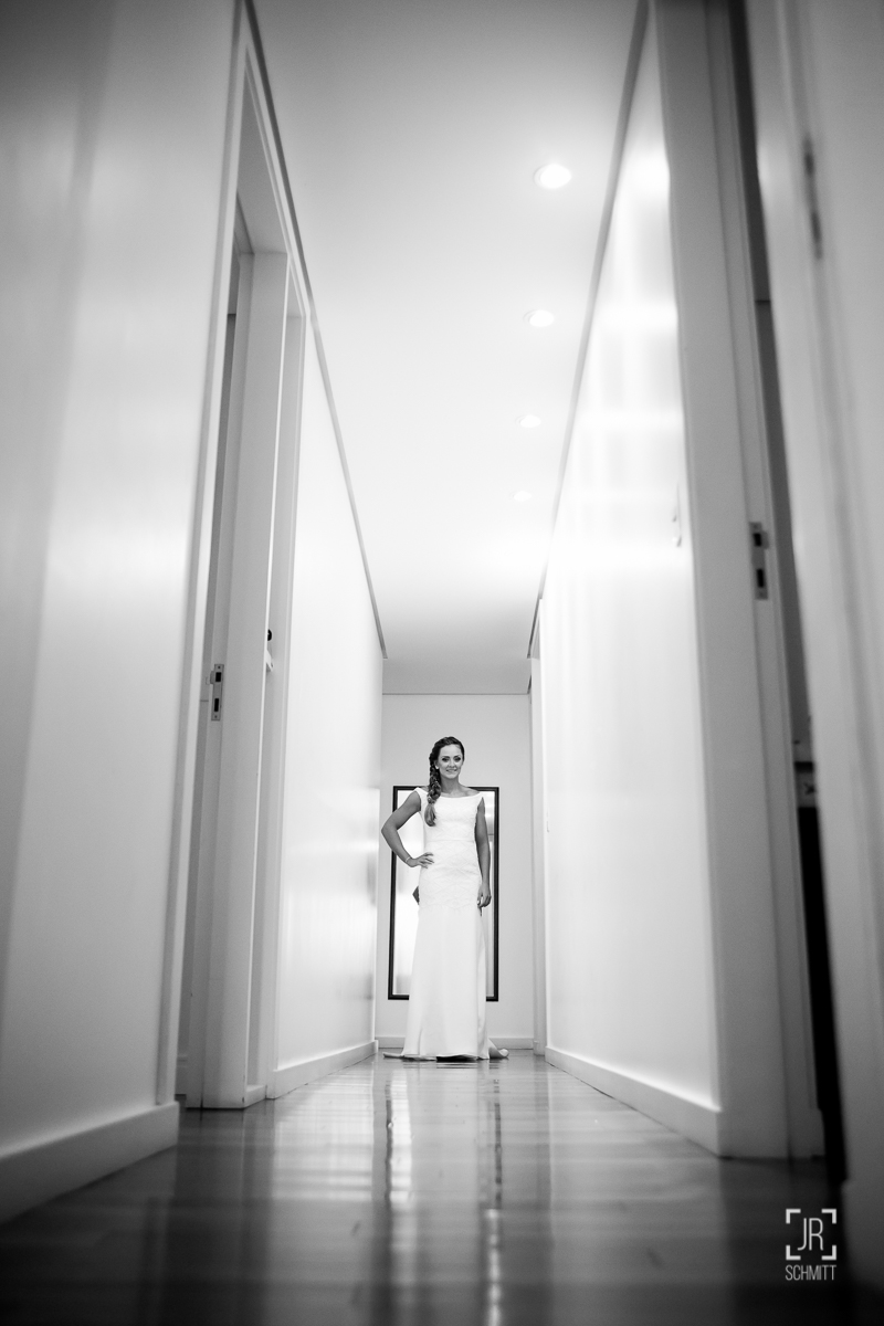 noiva pronta no corredor de casa