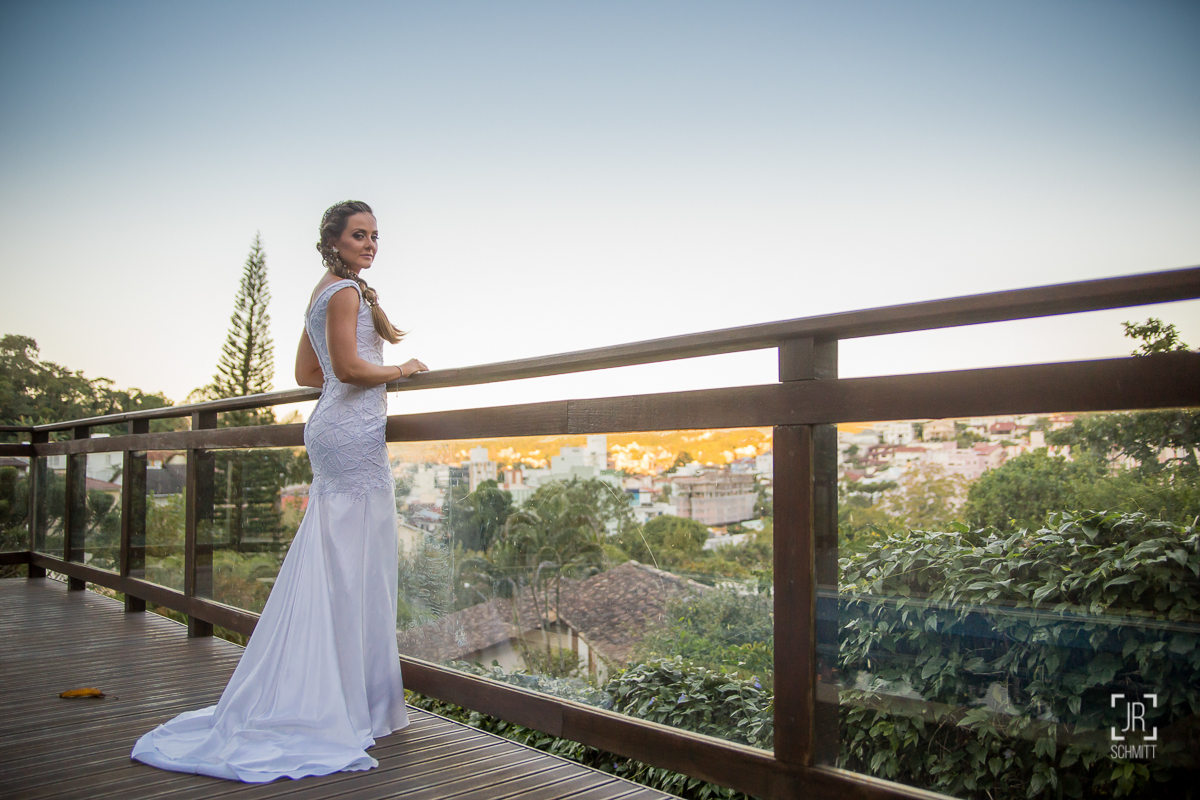 noiva no mirante de casa