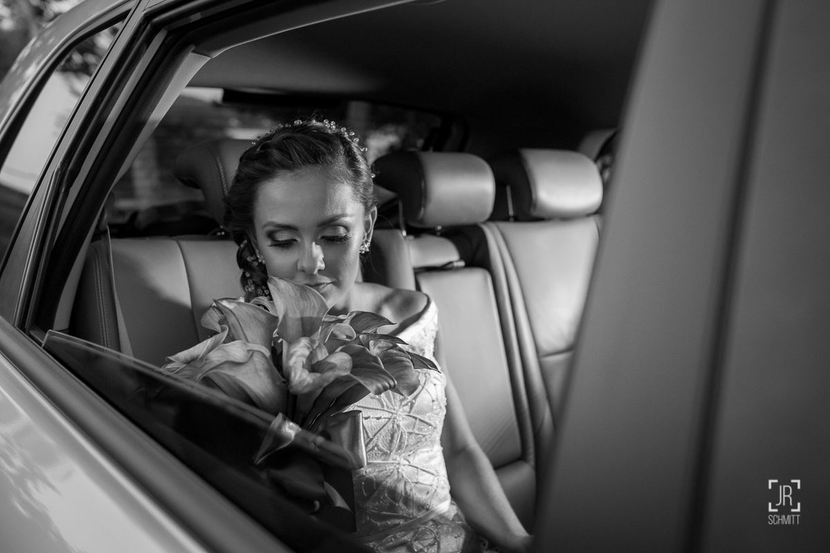 noiva buquê carro
