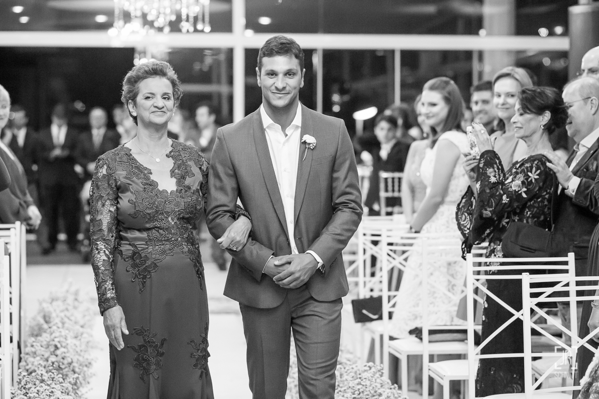 noivo entrando com a mãe