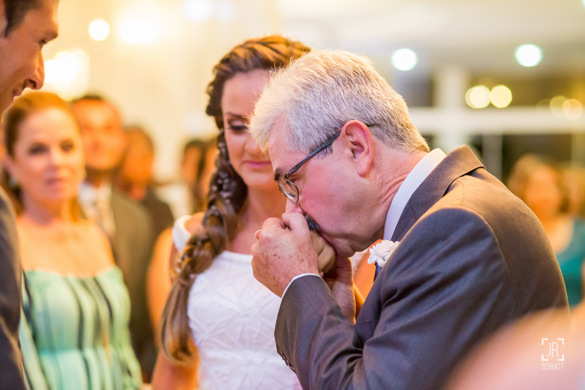 pai entregando a noiva para o futuro marido
