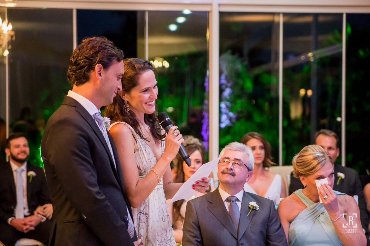 padrinhos celebrando o casamento