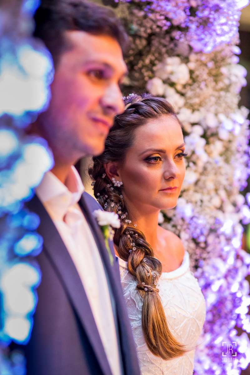 noivos atentos durante o casamento
