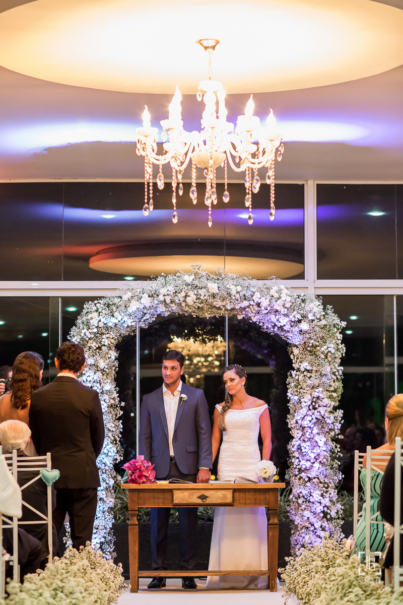 noivos celebrando o próprio casamento