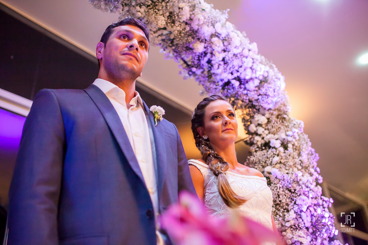 noivos emocionados durante o casamento