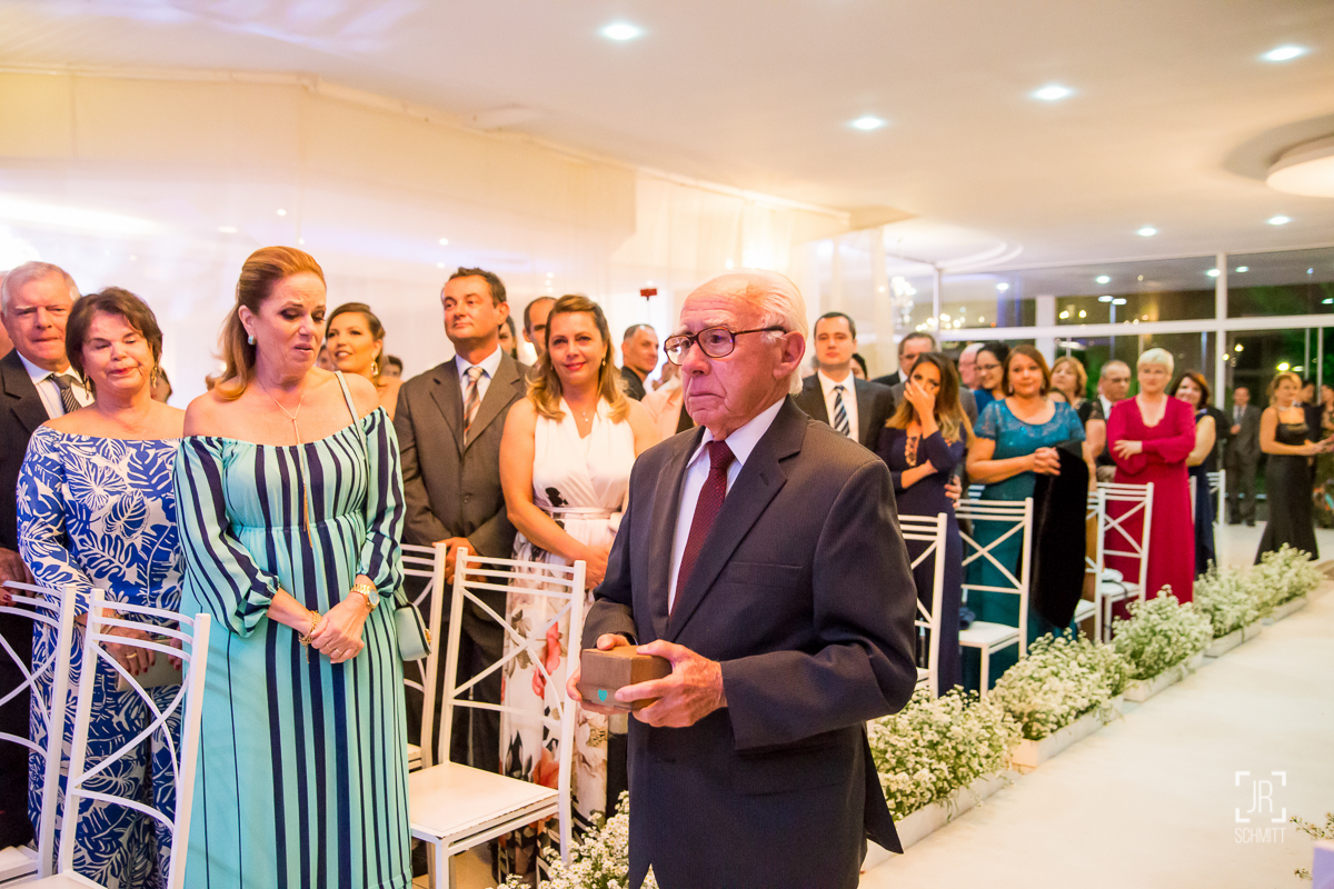 alianças trazidas pelo avô da noiva