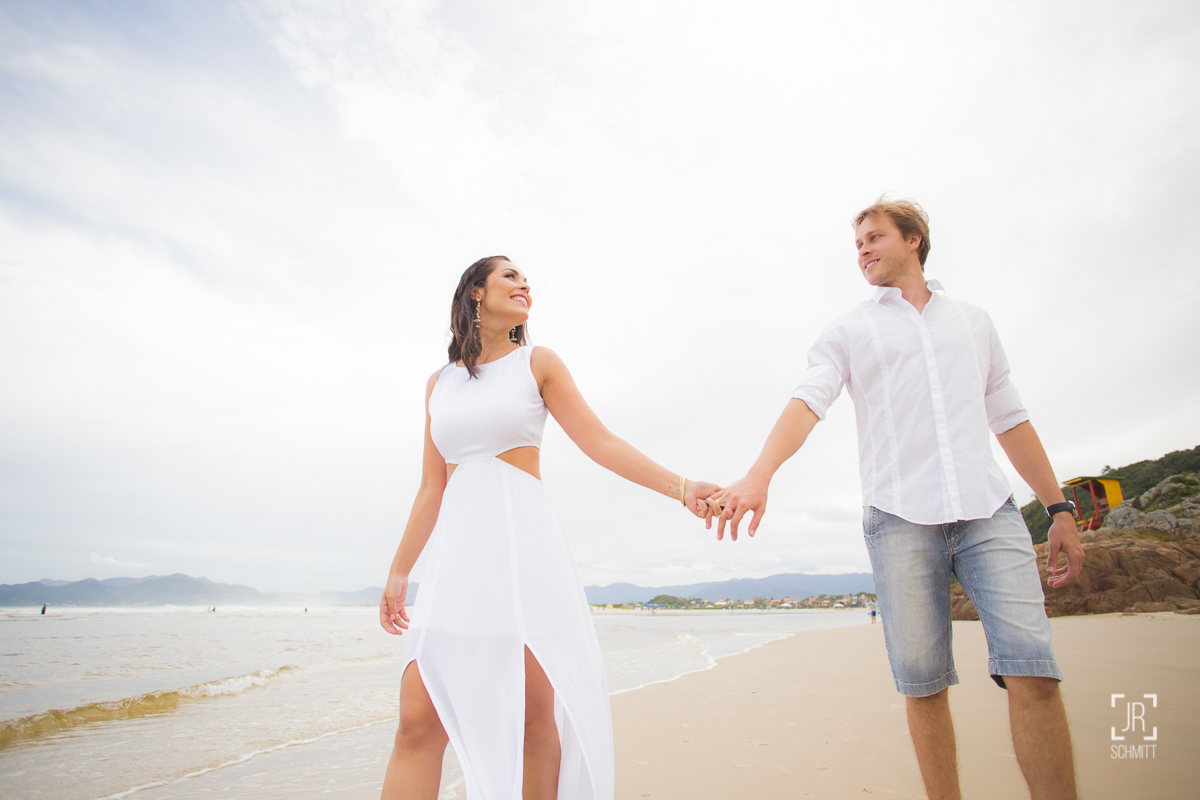 casal de mãos dadas na praia