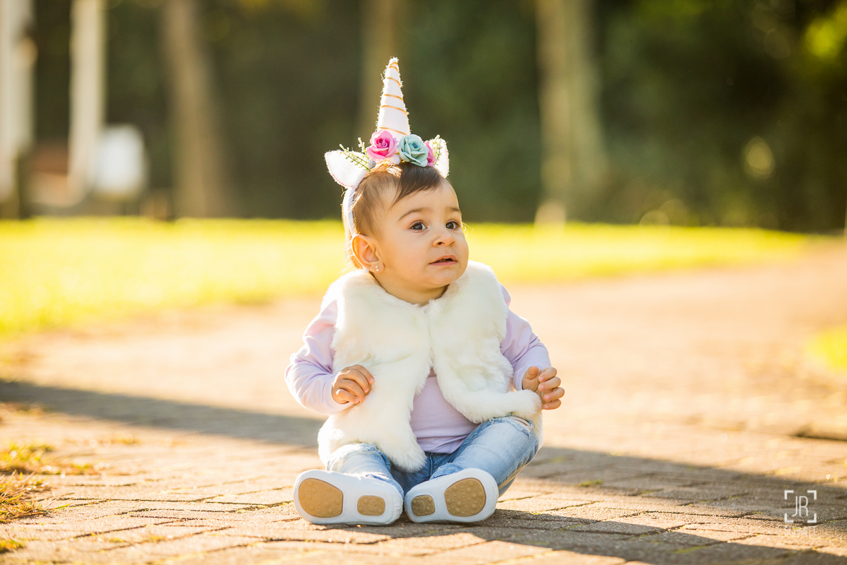 menina com arquinho de unicórnio