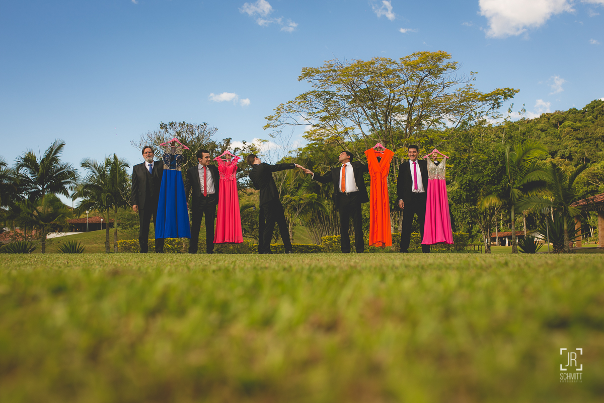 Padrinhos com gravatas na cor dos vestidos das madrinhas - casamento de dia