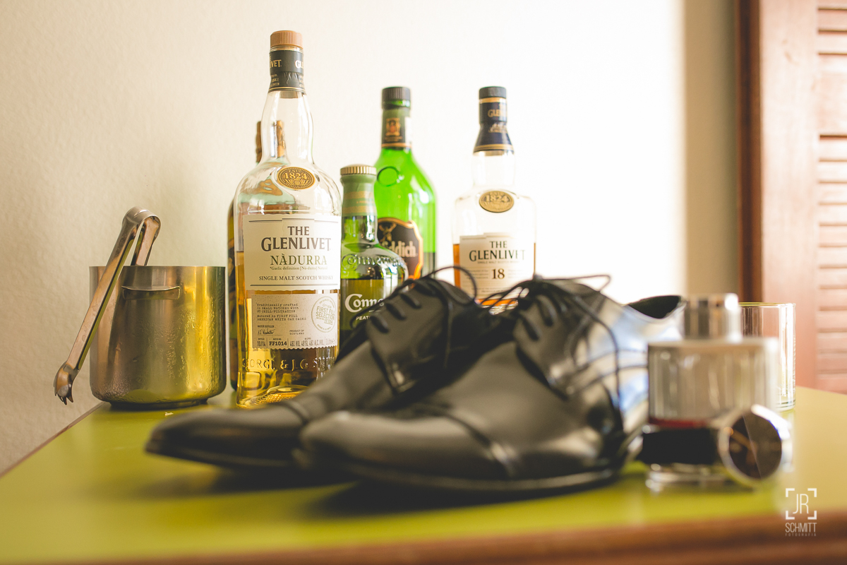 Sapato do noivo e whiskies