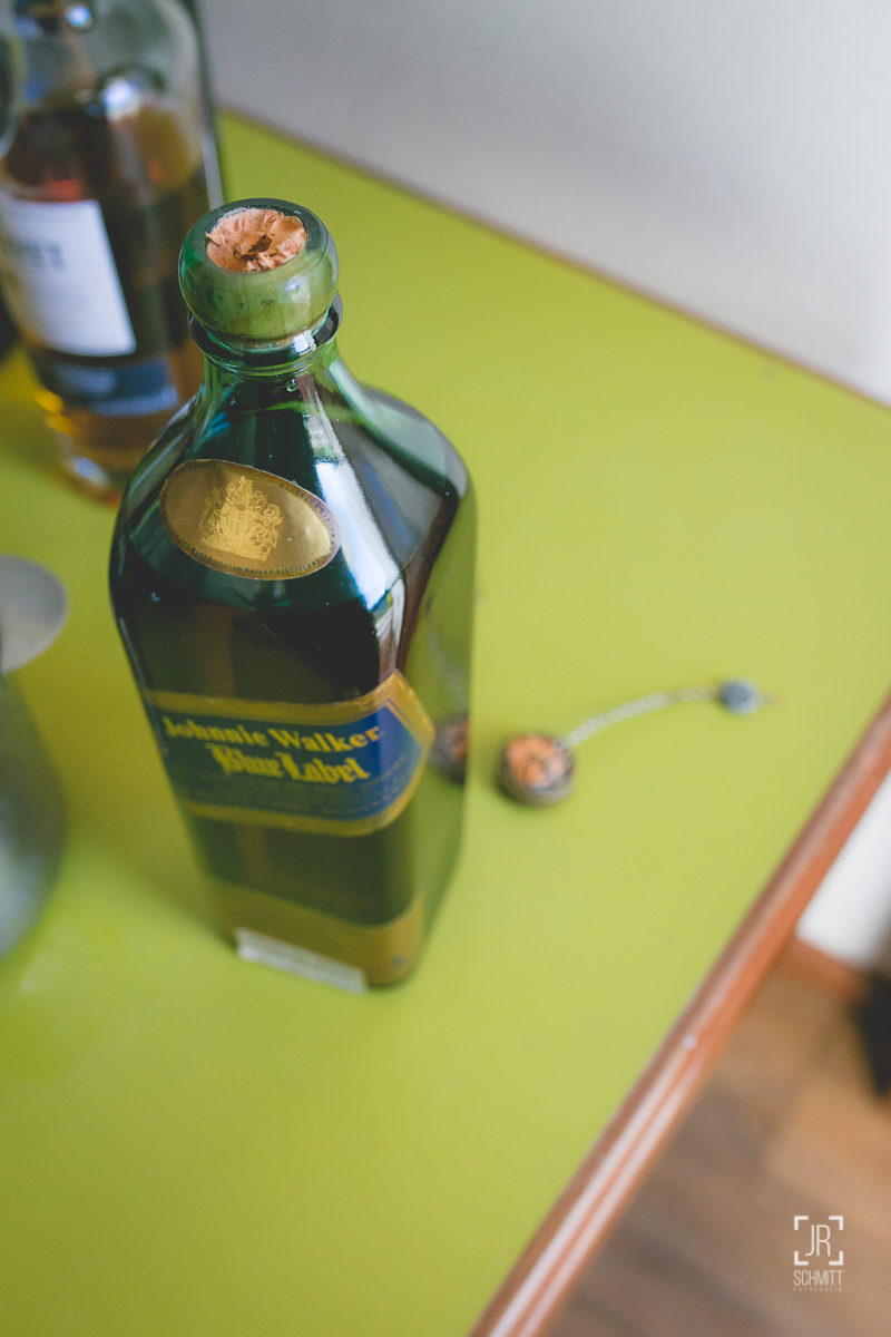 Whisky blue label com a rolha quebrada