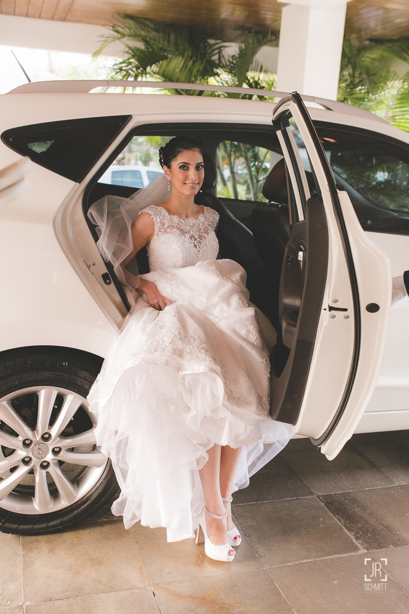 Noiva saindo do carro